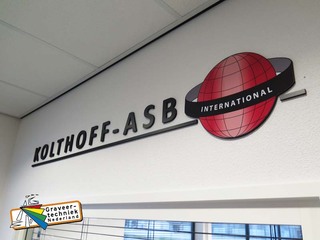 Uitgefreesd logo uit 8mm zwarte kunststof